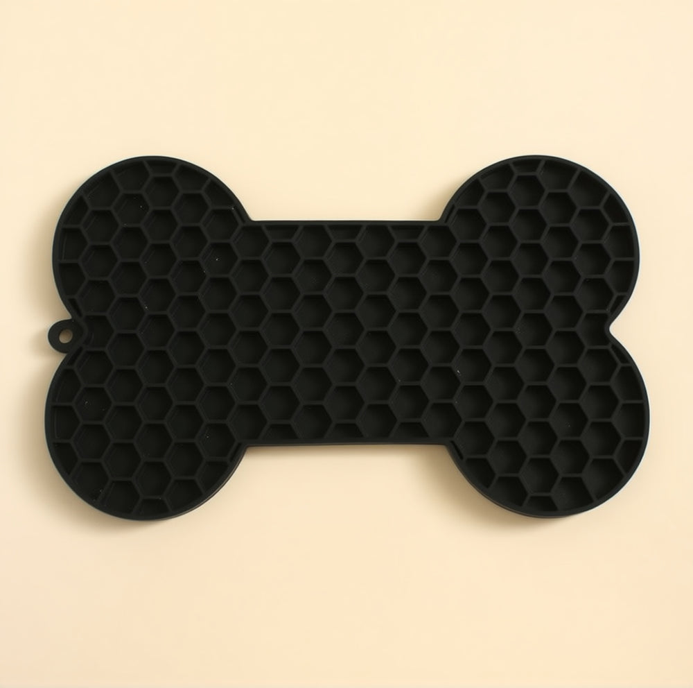 Alfombra para lamer CloudSleep — alfombra de silicona negra en forma de hueso, con textura de panal y aro para colgar.
