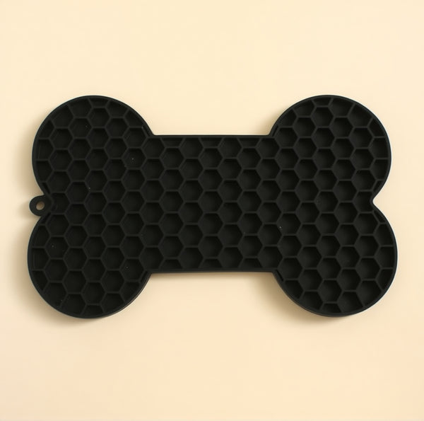 Tapis de léchage CloudSleep — tapis en silicone noir en forme d'os, avec une texture alvéolée et une boucle de suspension.