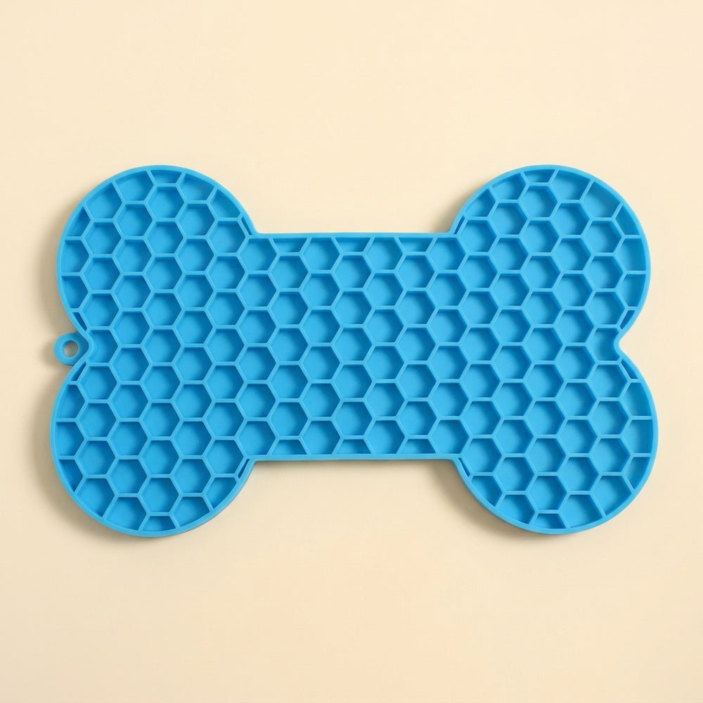 Alfombra azul para lamer en forma de hueso, con textura de panal y orificio para colgar.