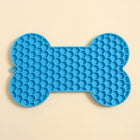 Alfombra azul para lamer en forma de hueso, con textura de panal y orificio para colgar.