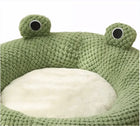 Gros plan sur les yeux de la grenouille et le bord en peluche