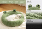 Chat blanc endormi dans le lit rond en peluche grenouille CloudSleep