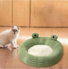 Chat blanc à côté du lit grenouille CloudSleep sur un parquet