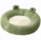 Lit Rond Peluche Grenouille CloudSleep pour chat, seul sur fond blanc