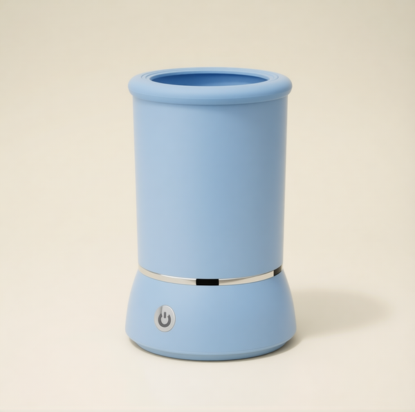 Gobelet nettoie-pattes CloudSleep — modèle bleu avec une ouverture en silicone souple et un bouton marche/arrêt.